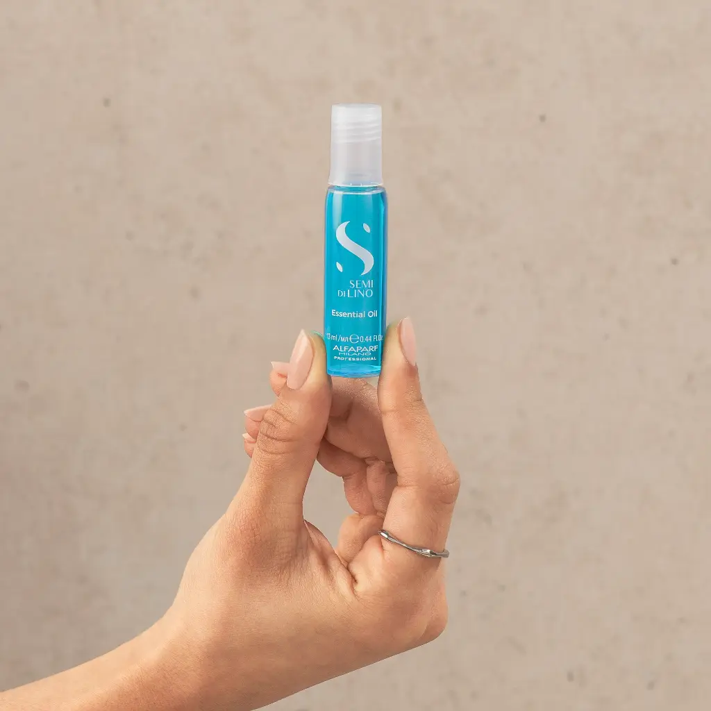 SEMI_DI_LINO_Sublime_Essential_Oil_PF025945_04.png.webp